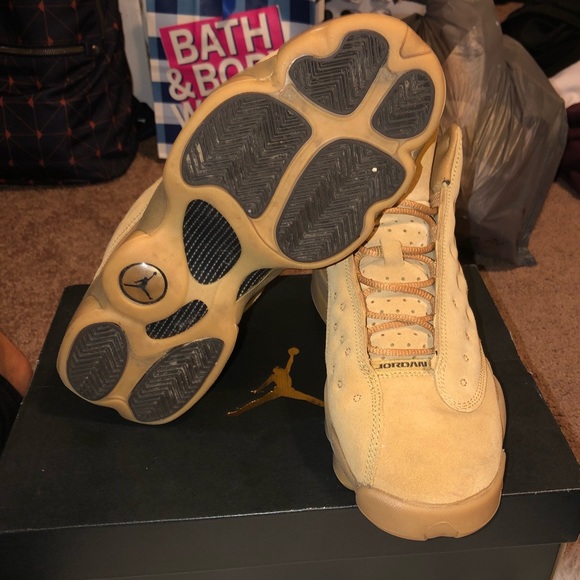 Air Jordan retro 13s - Picture 2 of 2